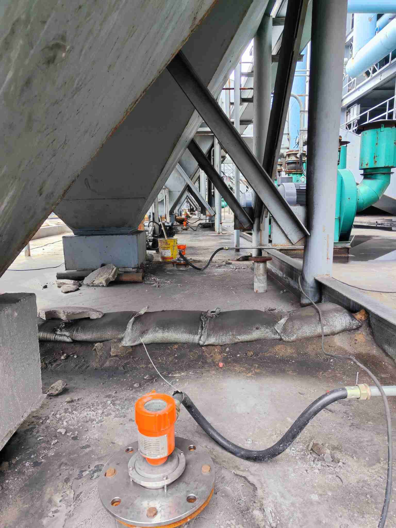 在潮湿环境下雷达液位计安装要点如下：